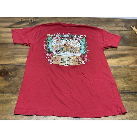 Buc-ee's Unisex Christmas T-Shirt 2023 It's Beggining To Look Like Bucee's Red M - Picture 6 of 7